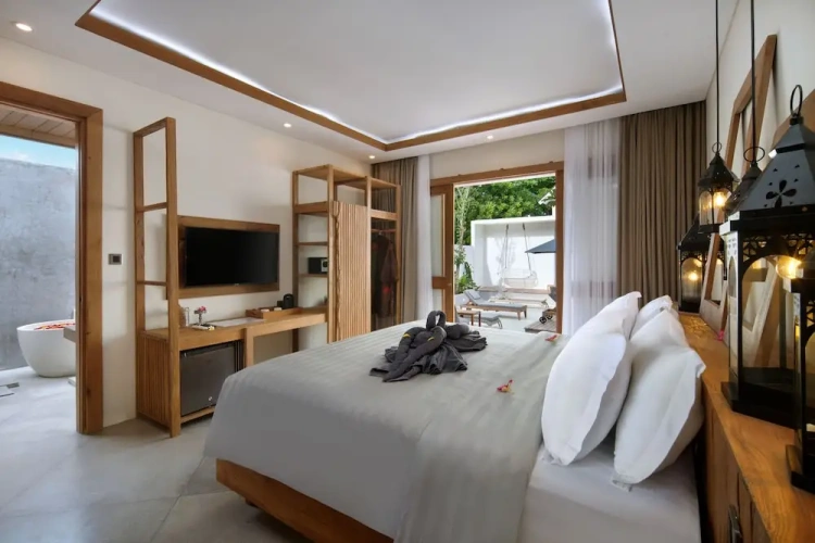 Superior Double Suite with pool view