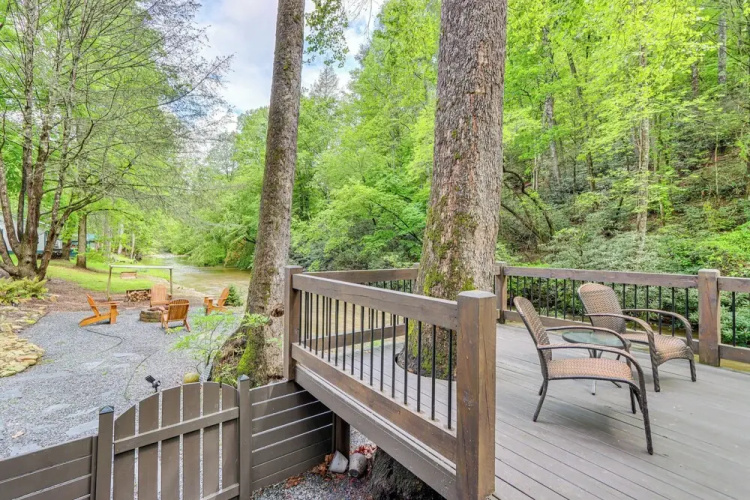 Deck & Fire Pit Bliss: Mountaintown Creek Cottage!