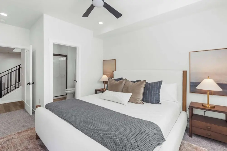 Brand New! Desert Cliff Sleeps 20 Guests!