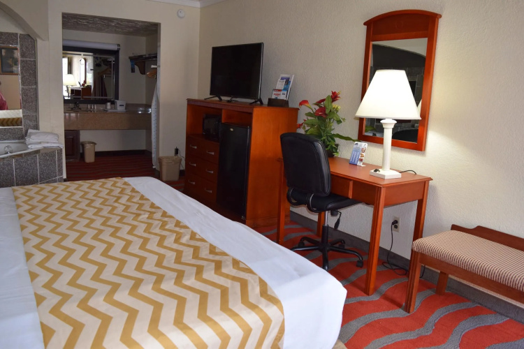 Travelodge Inn & Suites by Wyndham Norman