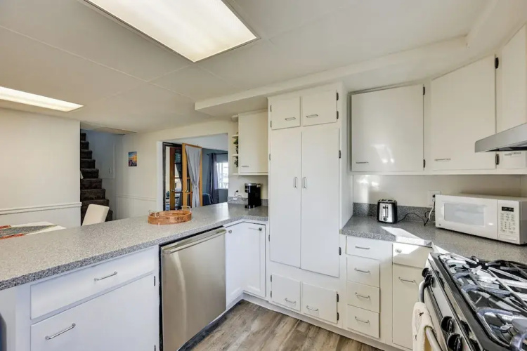 3 Mi to Auburn Station! Commuter-friendly Home