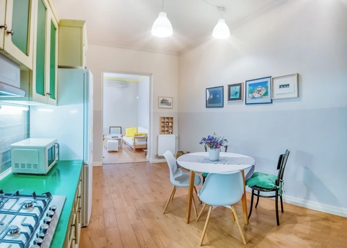 2 Bedrooms Apartment with courtyard view