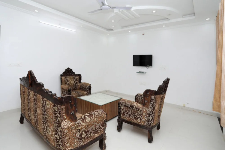 OYO 10066 Home Modern 3BHK Gulab Bagh