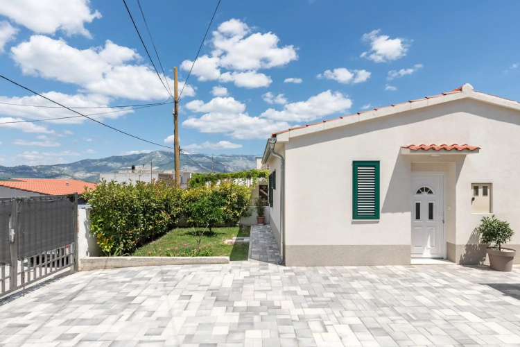 Tonina - house with patio, jacuzzi, free parking