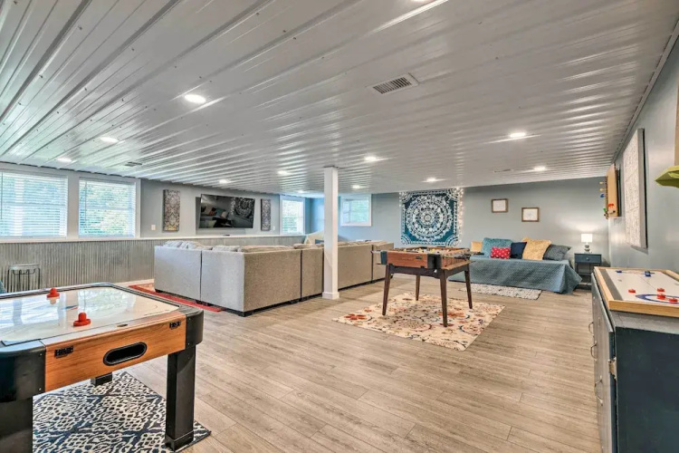 Deck & Game Room: Home in Pennsylvania Countryside