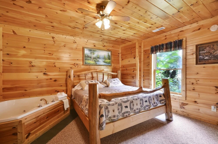 Spacious Cubby Bear Cabin with Private Hot Tub by Redawning