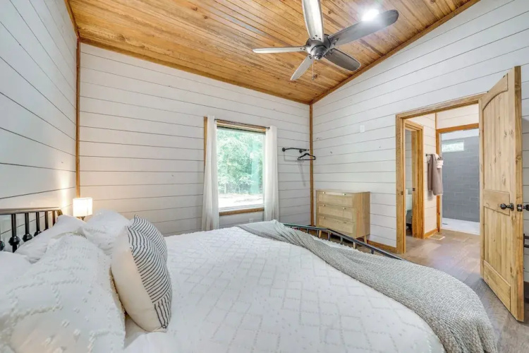 Creekside Cabin w/ Views & Hot Tub in Broken Bow