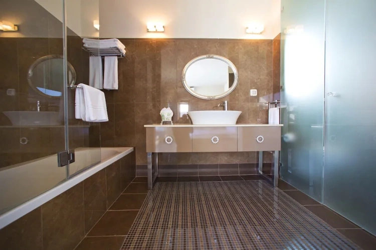 4 Bedrooms Classic Apartment