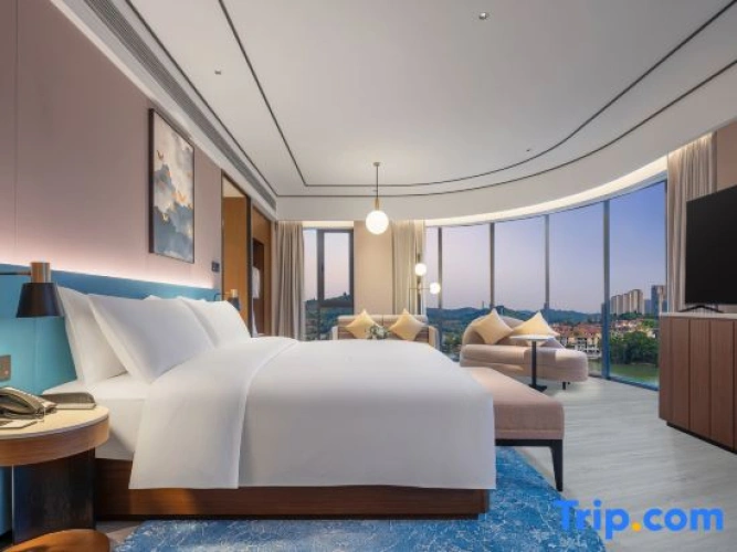 Suite with lake view