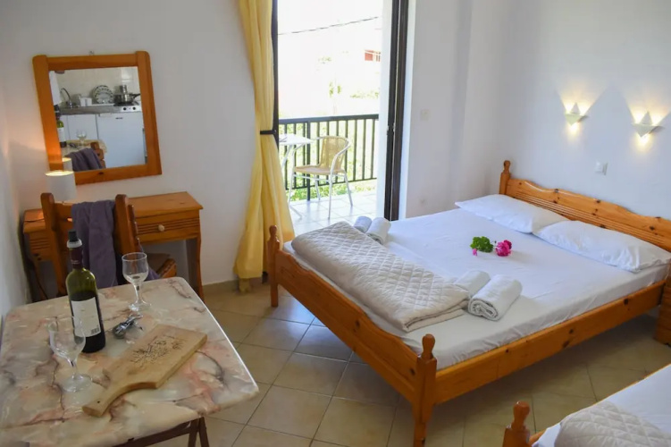 Comfy green studio/just 150m to the beach