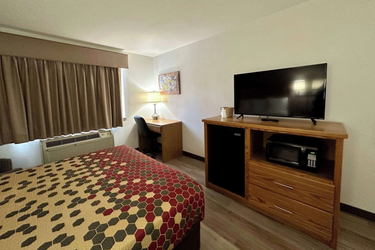 Econo Lodge Inn & Suites