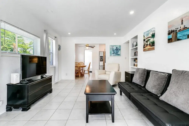 Bungalow With Large Backyard 5 min From Beach