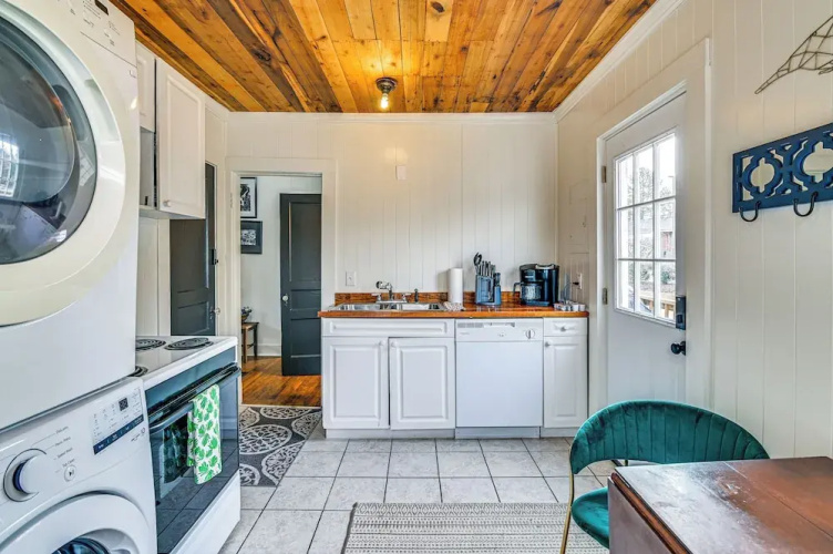 Charming Abode ~ 2 Mi to Mississippi State Campus!
