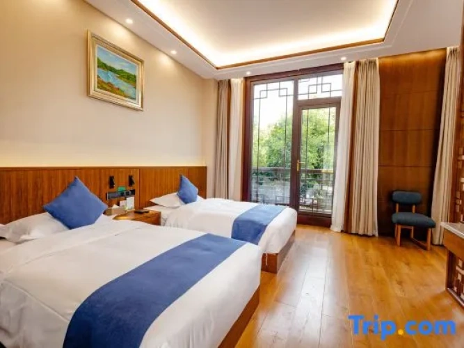 Standard Triple room with balcony and with view