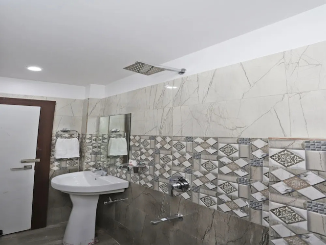 OYO 44565 Ashrit Suites