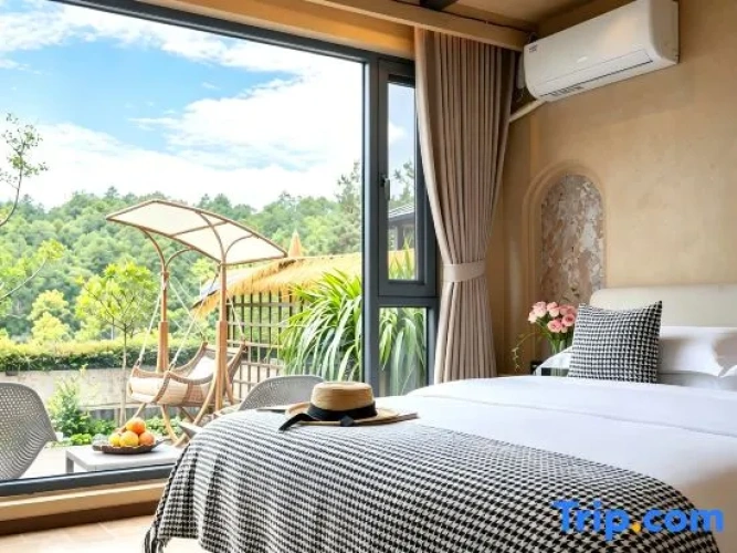 Standard Family room with garden view