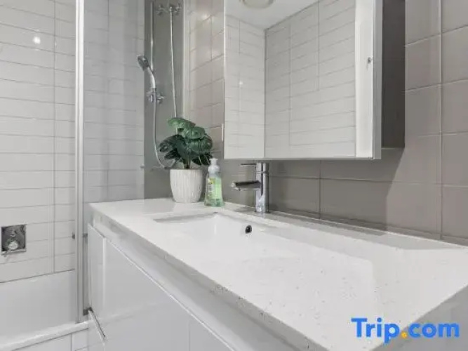 Southern Cross Modern 1BR Steps from Everything MEL CBD