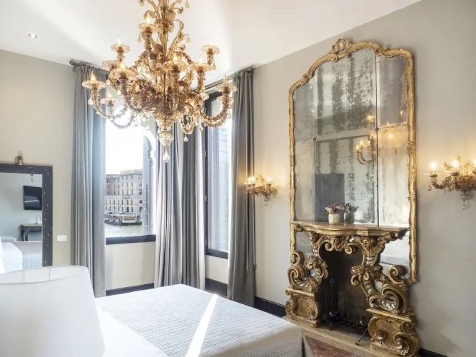 Deluxe Suite with canal view