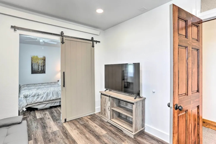 Walk to Dining, Breweries & Shops! Dtwn Custer Apt