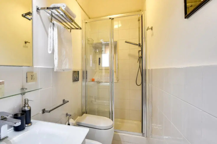 Nice and Bright 2 bed Flat Near Termini