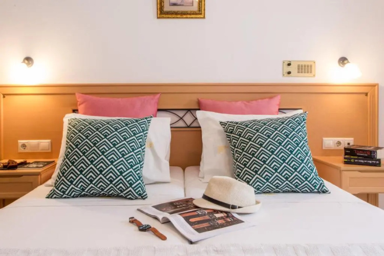 Artemis Hotel