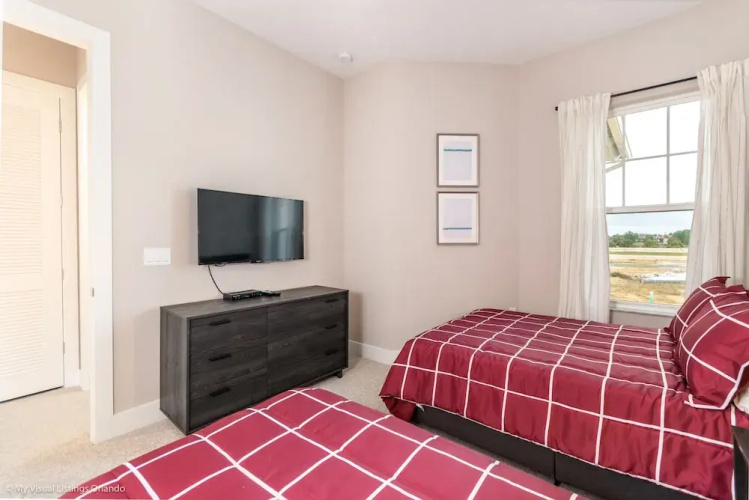 Upscale Townhome W/pool Access! 5 mi. to Disney!
