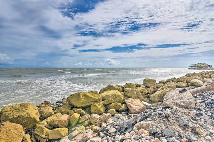 Private Beach Access: Coastal Freeport Home!