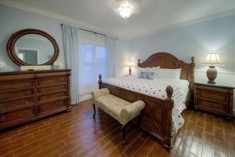 6 Bedrooms Cottage beachfront