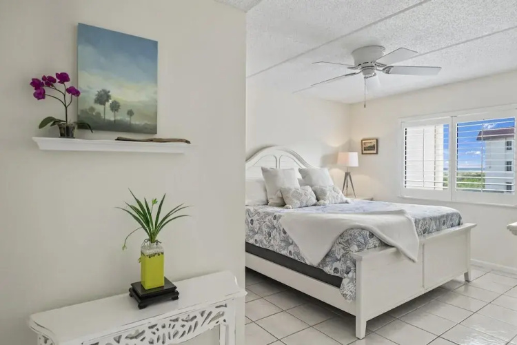 Just Beachy~ocean View~2nd Fl 2 Bedroom Condo by RedAwning