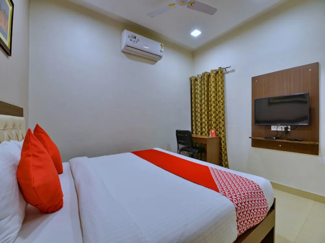 OYO 11523 Crown Club