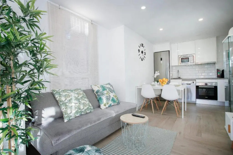 BEACH APARTMENT with BBQ, PS4, BIKES!