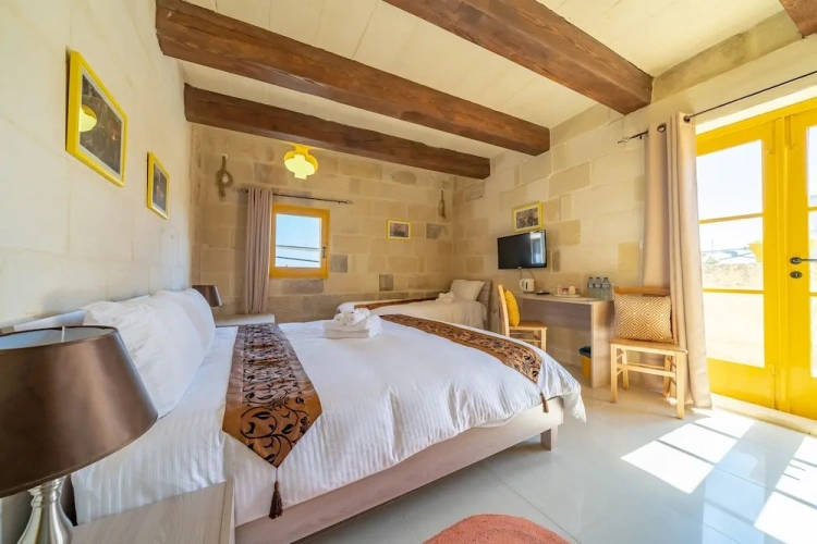 Standard Triple room