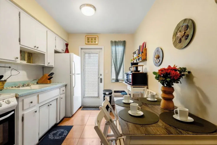 Pet Friendly Stylish Studio in Hollywood