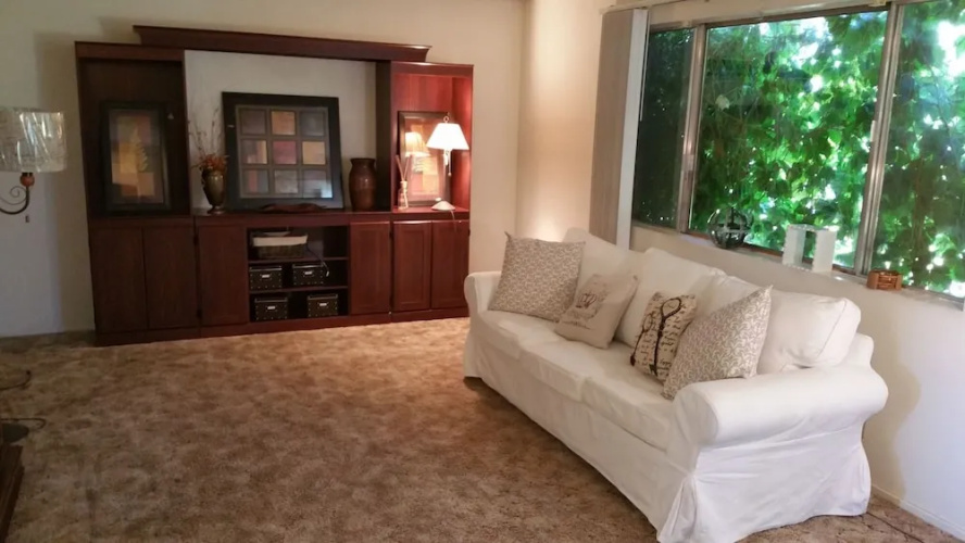Quiet 2 Bdrm-Gourmet Kitchen-Comfy King