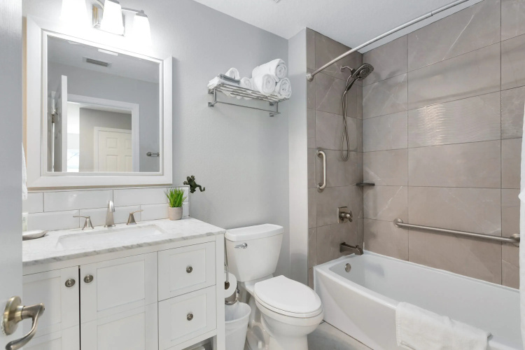 Newly upgraded modern 4BR/3BA private pool TH, Four Corners