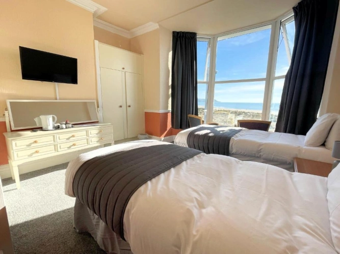 Standard Twin room with sea view