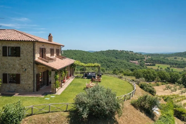 5 Bedrooms Villa