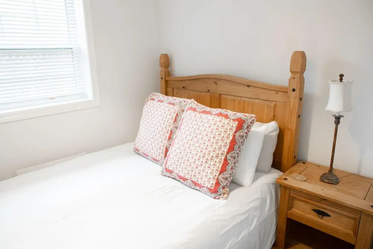 Detached Victorian Style Tiny Home - Long Stays U7