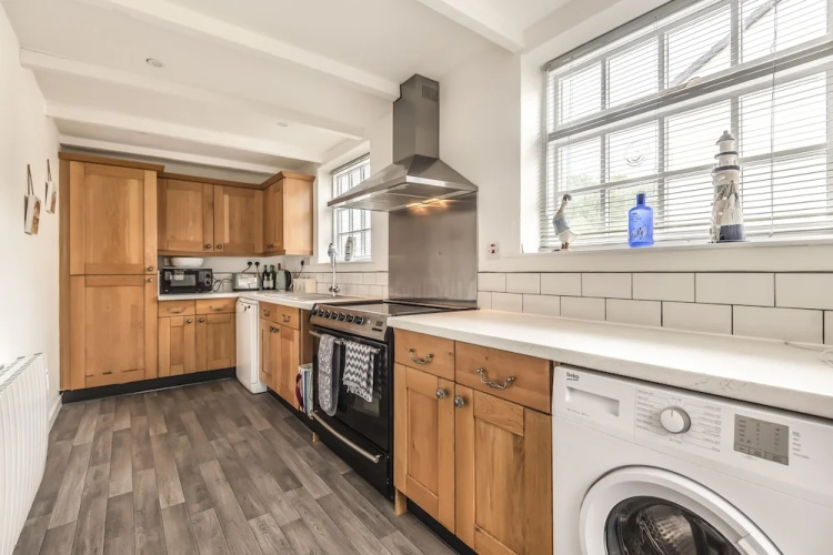 Cottage - Sleeps 6 - Pet Friendly - Patio