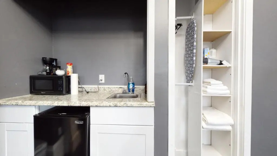 5-33 Modern Private Studio Awaits YOU!