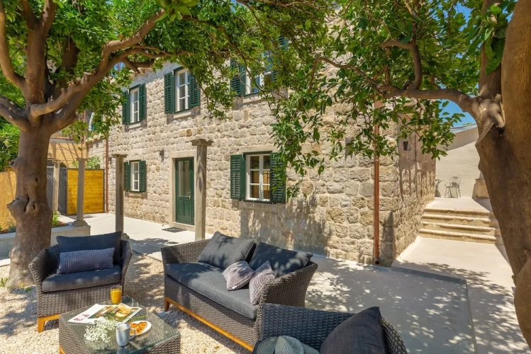 4 Bedrooms Villa
