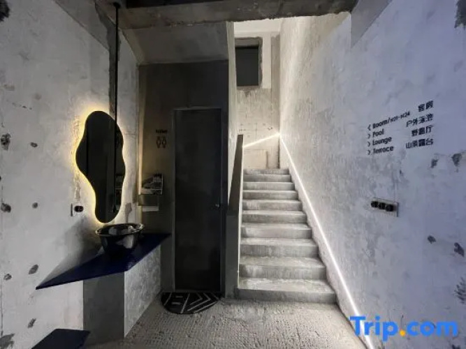 ROLLZ Yeluzi Hotel