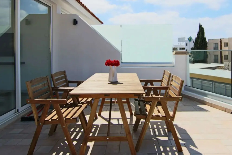 Phaedrus Living: Seaside Modern Flat Lighthouse 63