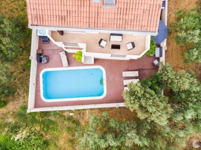 5 Bedrooms Villa