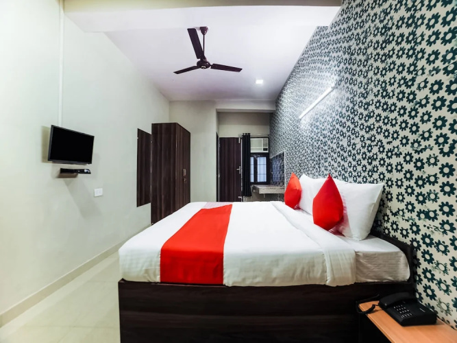 Oyo Flagship 30196 Noida Sector 5