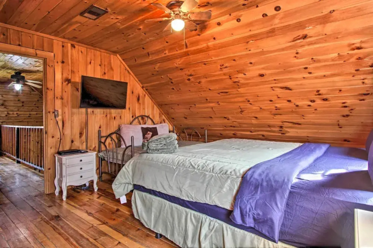Rustic Cabin w/ Screened Deck: 8 Mi to Dollywood