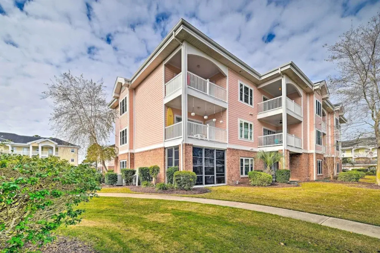 Bright Myrtle Beach Condo w/ Balcony!