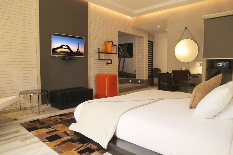 Premium Suite with pool view