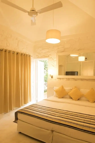 Deluxe room with balcony and with pool view