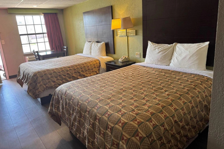 Econo Lodge Inn & Suites